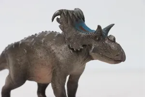 1:35 Scale Kosmoceratops Model PVC Animal Figure Dinosaur Collection Realistic Decoration Gift for Adult (Green with Box)