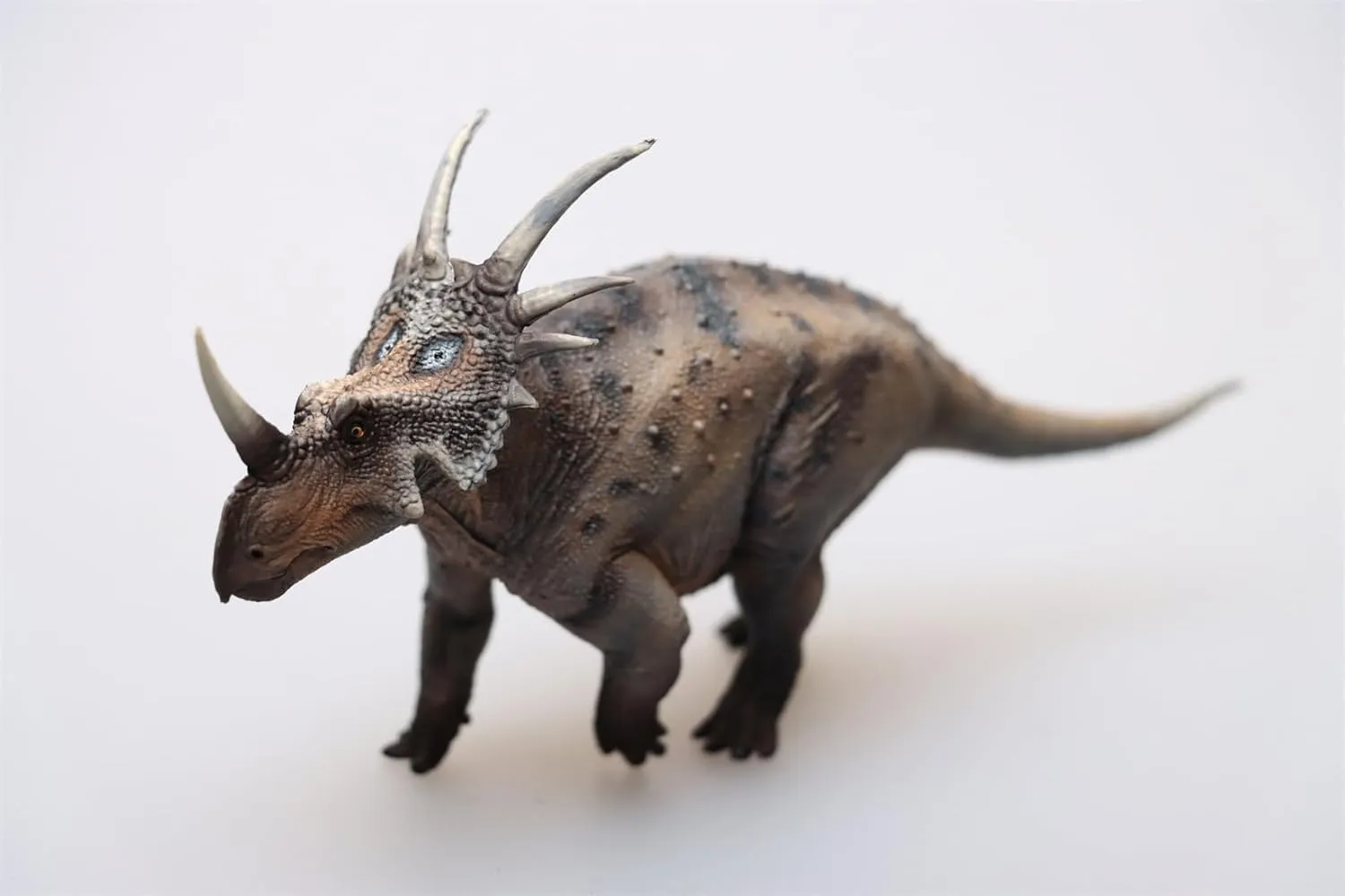 1:35 Scale Styracosaurus Model Ceratopsidae Dinosaur Figure Animal Scene Collector Home Decor Gift (Brown)