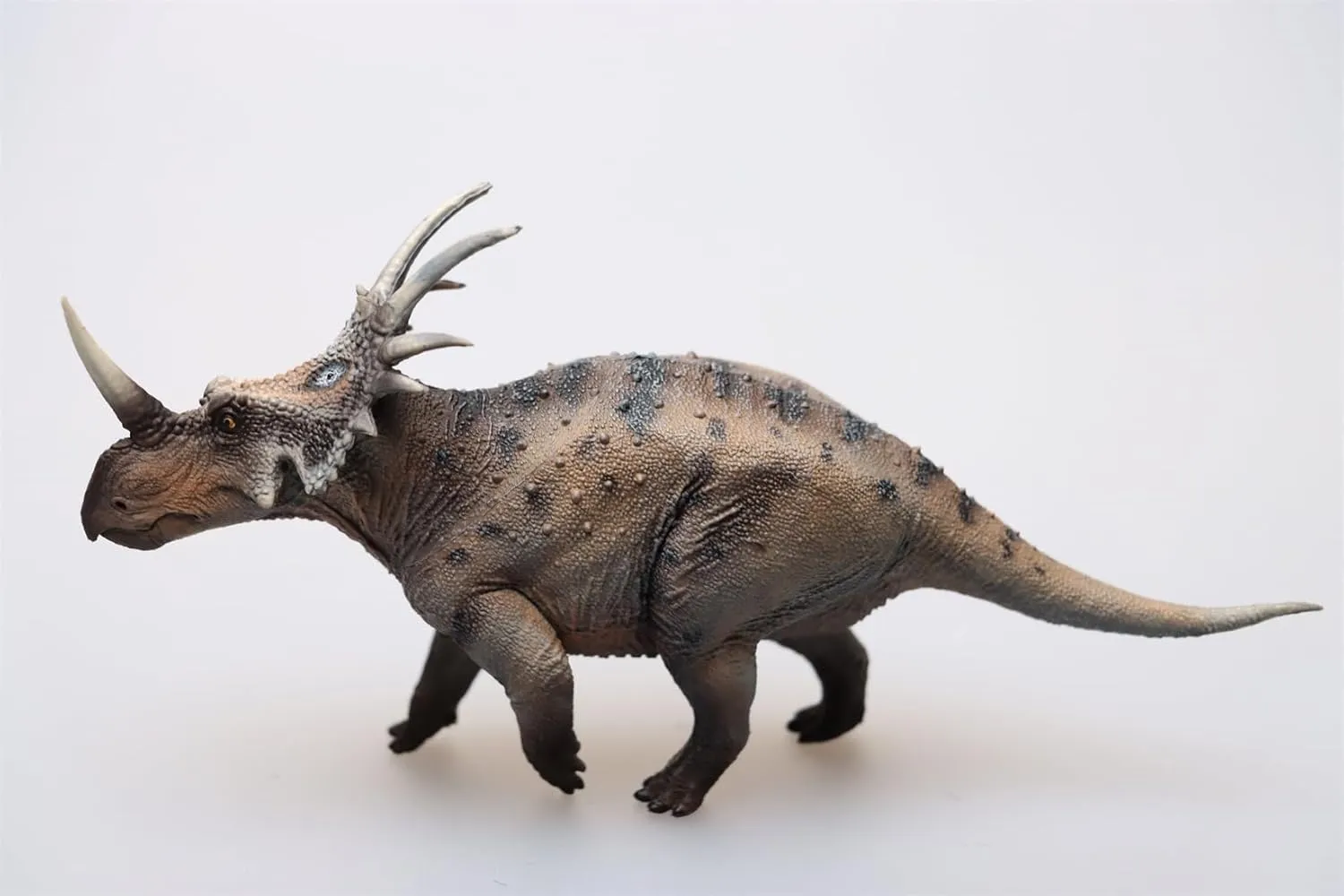 1:35 Scale Styracosaurus Model Ceratopsidae Dinosaur Figure Animal Scene Collector Home Decor Gift (Brown)