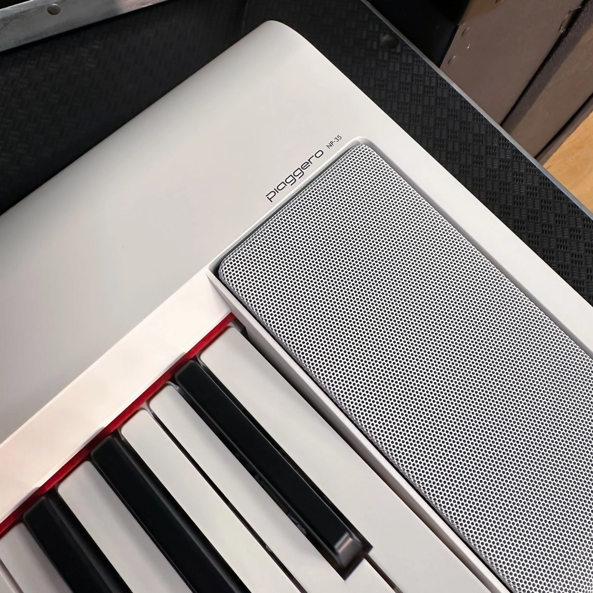 Yamaha Piaggero NP-35 76-Key Portable Keyboard - White